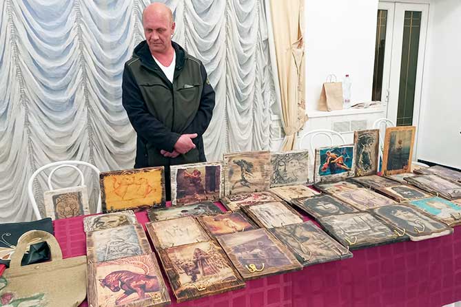 деревянные изделия на ярмарке