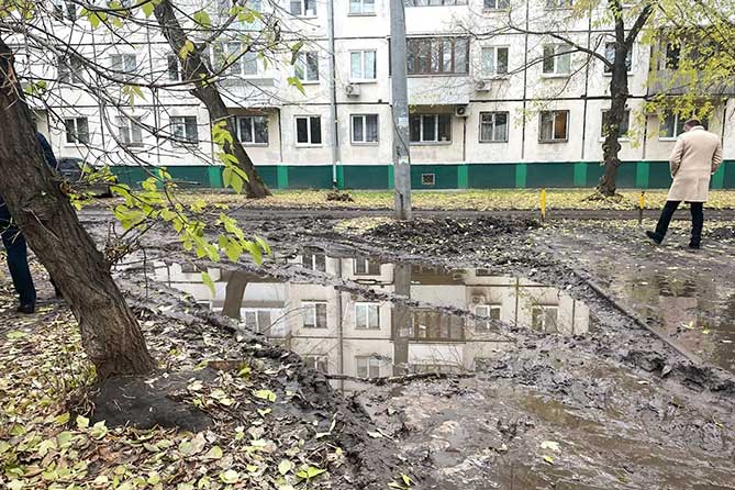 грязь и лужи во дворе