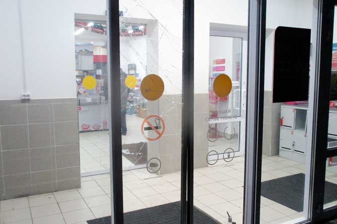 разбитая дверь в магазине