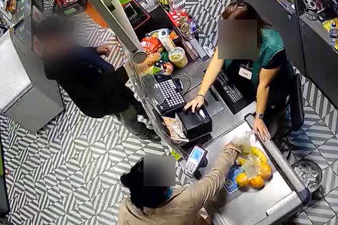 девушка платит в магазине