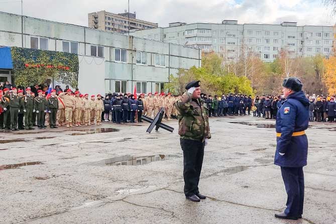 парад Победы в гимназии 77