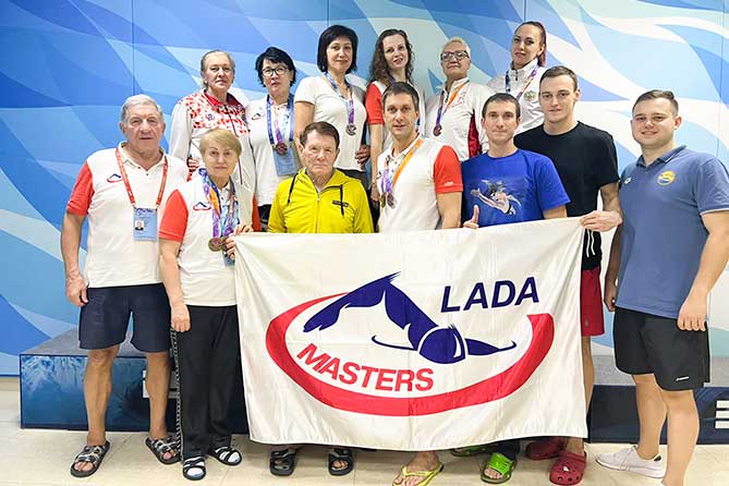 Команда Клуба ветеранов спортивного плавания Лада