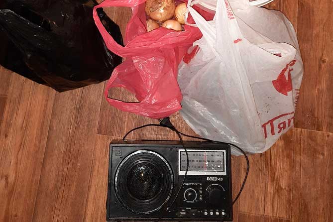 пакеты с продуктами и радиоприемник на полу