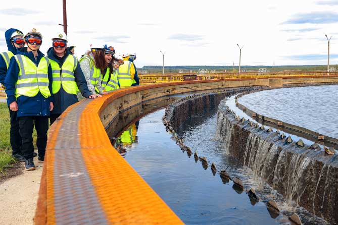 школьники на экскурсии на ТОАЗе
