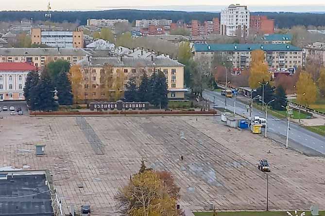 строят на центральной площади ларьки