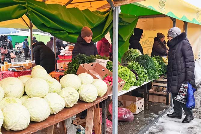 капуста и зелень на ярмарке