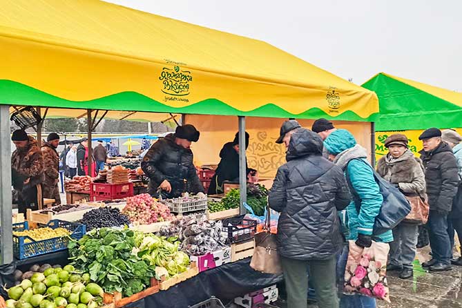 жители покупают овощи на ярмарке