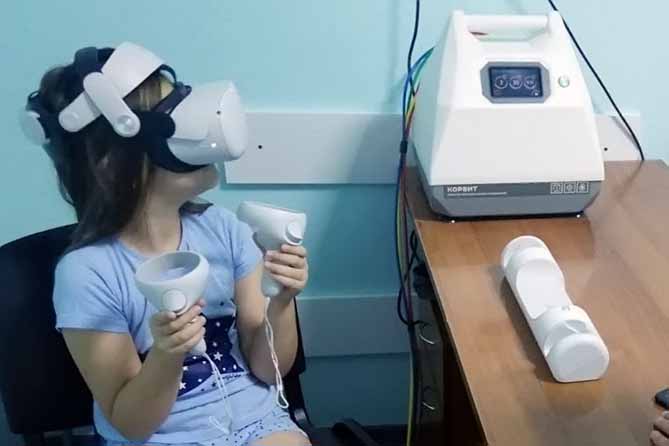 девочка за тренажером виртуальная реальность