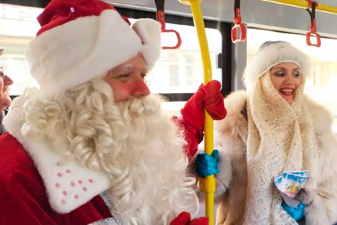 Дед Мороз и Снегурочка в автобусе