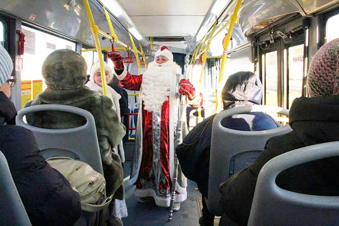 Дед Мороз поздравляет пассажиров автобуса