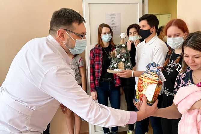 главврач больница вручает подарки детям