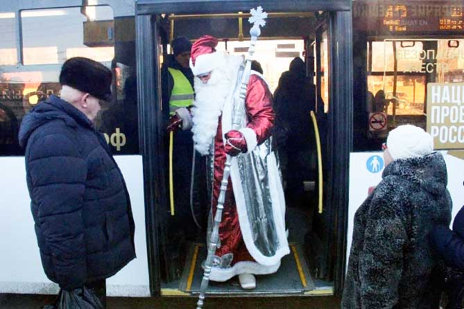 Дед Мороз выходит из автобуса