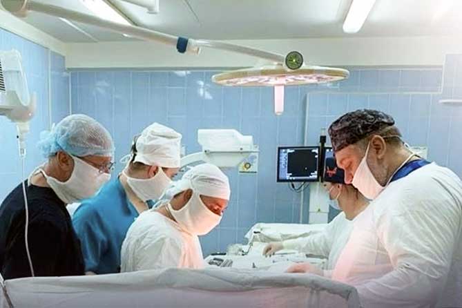 врачи детской больница проводят операцию