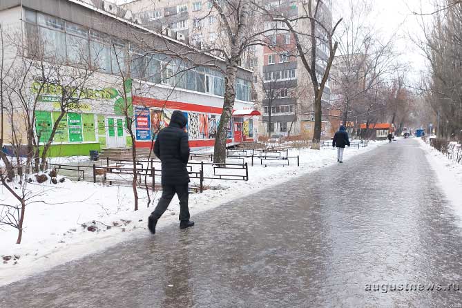 гололед на тротуаре по улице Мира