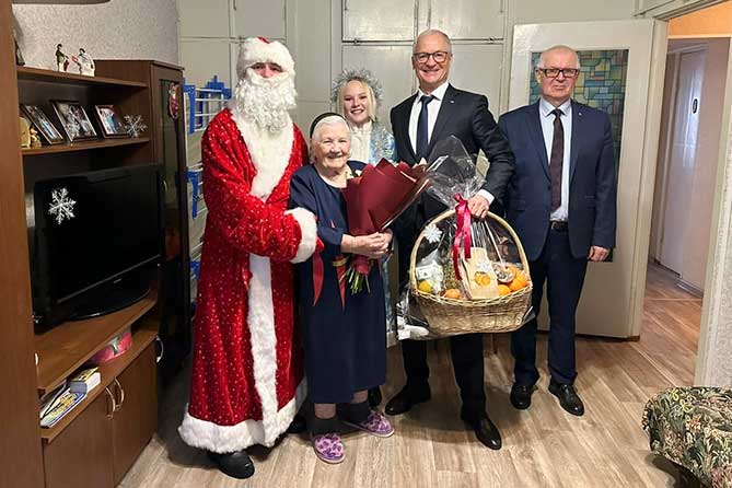 глава города поздравляет ветерана ВОВ