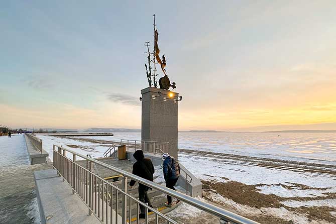 скульптура на набережной на закате