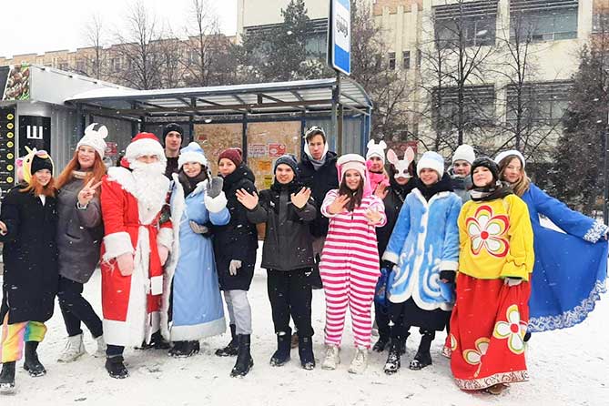 Дед Мороз и Снегурочка поздравляют горожан на остановке