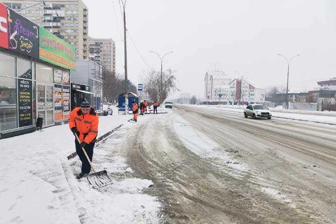 уборка снега на остановке по улице Фрунзе