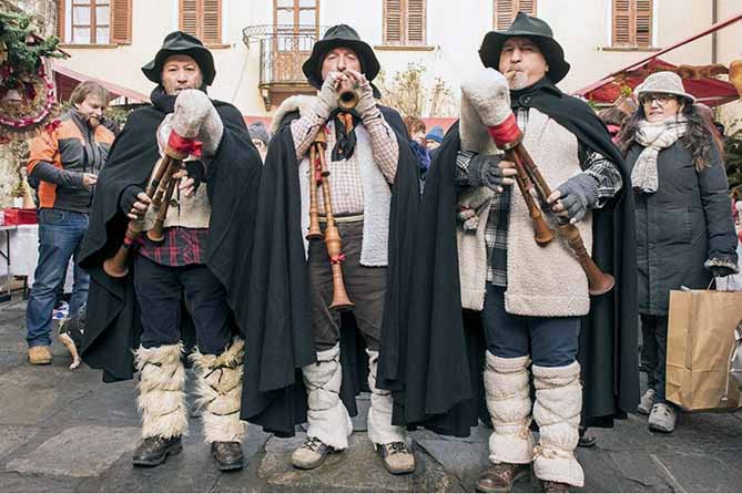 новогодние пастухи на улице италии