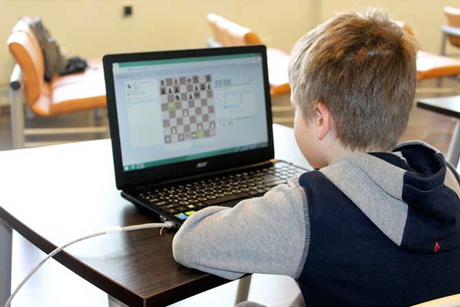 мальчик играет в шахматы