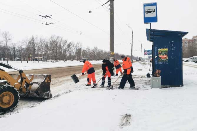 уборка снега на остановке в Автозаводском районе