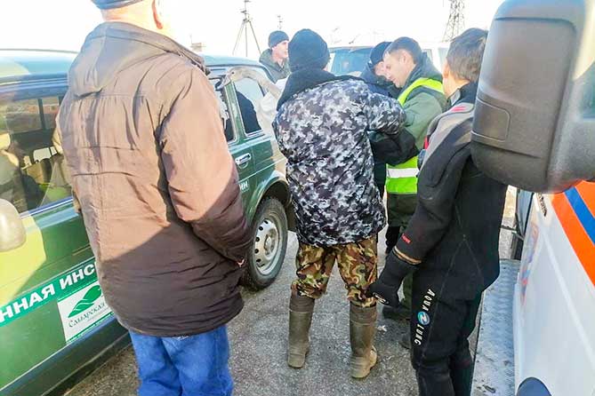 спасатель гусь птица машина гусь на руках спасателей