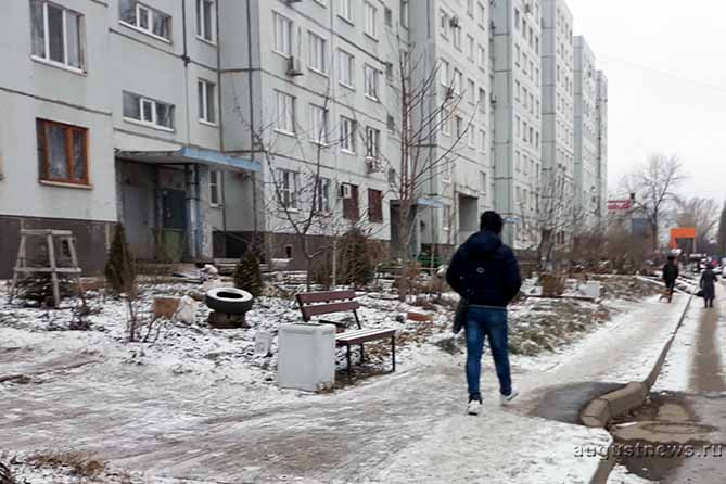 мужчина парень идет по улице