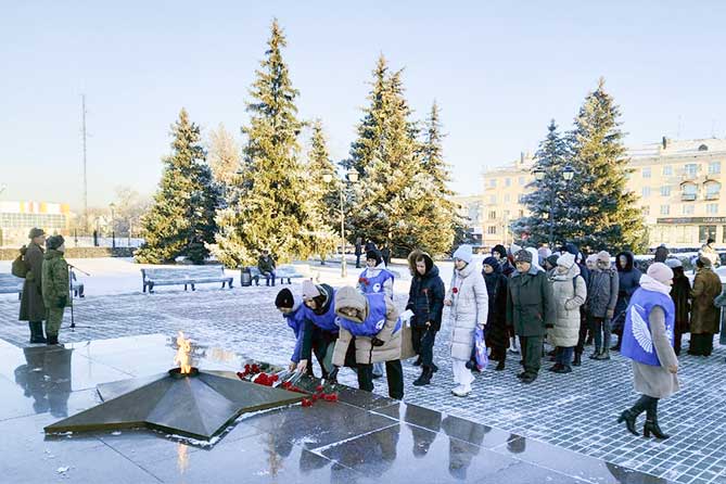 возложение цветов к Вечному Огню