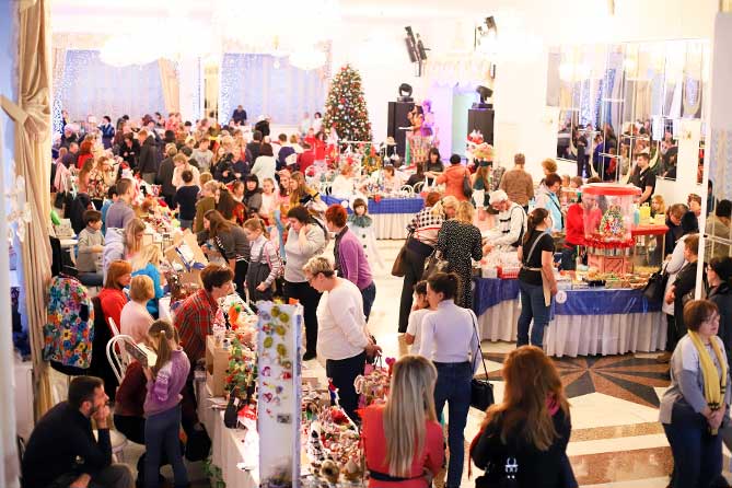 новогодняя ярмарка в ДК Тольяттиазот