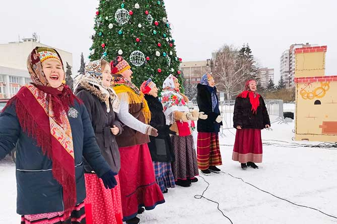творческий коллектив поет песни на ярмарке
