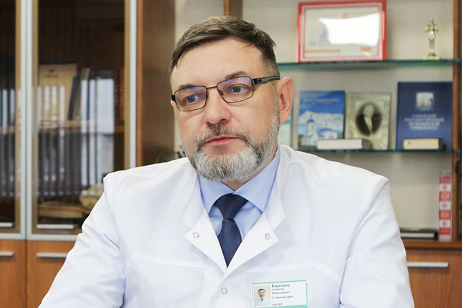 главный врач больницы 5 в кабинете