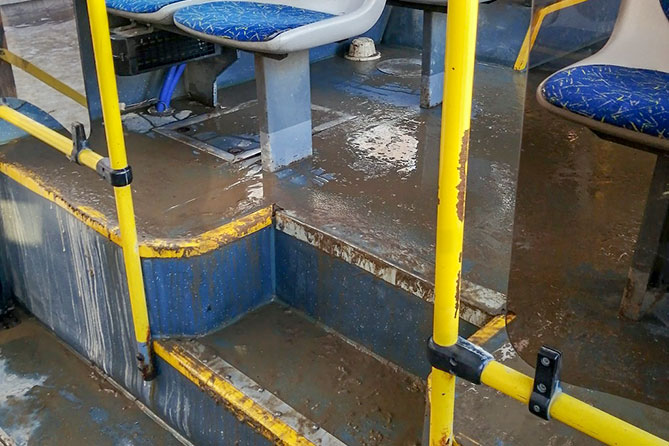 грязь в салоне автобуса