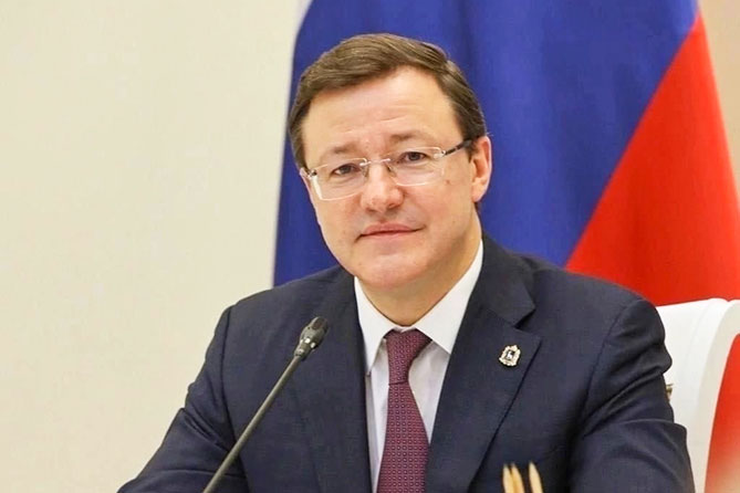 губернатор на фоне российского флага