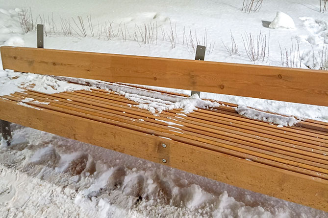 сломана лавка сломанная скамейка на набережной