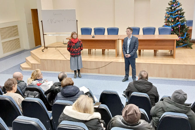 жители на занятиях в школе садоводов