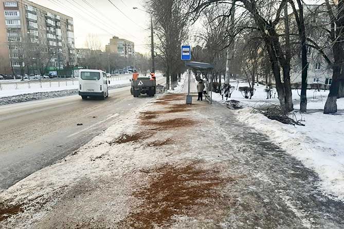 песок на тротуаре во время гололеда