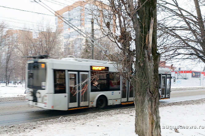 троллейбус едет по улице Мира