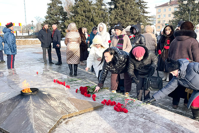 горожане возлагают цветы к Вечному Огню
