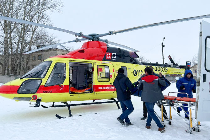 пациентку везут к вертолету санавиации