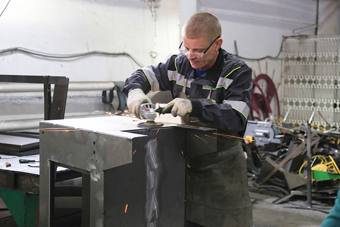 завод ирвин рабочий шлифовка шлифовальщик на заводе