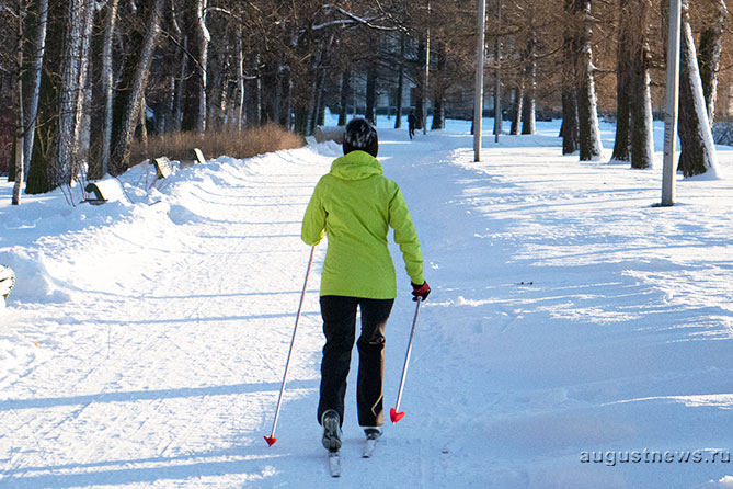 женщина катается на лыжах