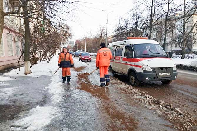 дорожные службы сыпят песок во время гололеда
