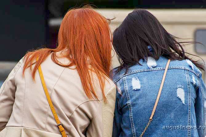 две девушки сидят рядом