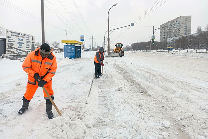 Сработало 57. Дорожный рабочий. Дорожные рабочие зимой. Уборка снега. Расчистка дорог от снега.