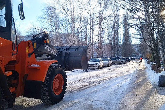 уборка снега во дворе
