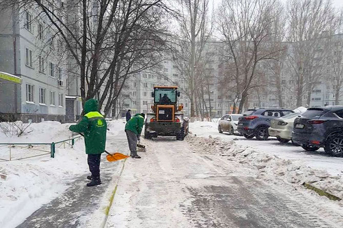 дворник чистят снег во дворе