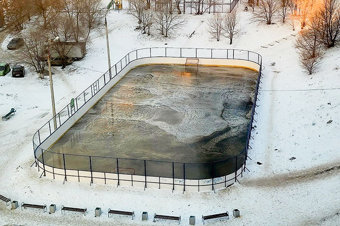 каток залит грязной водой