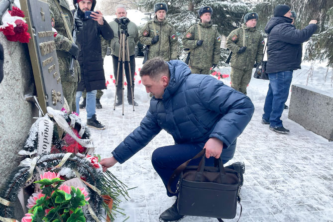 мужчина возлагает цветы к памятнику воинам-интернационалистам