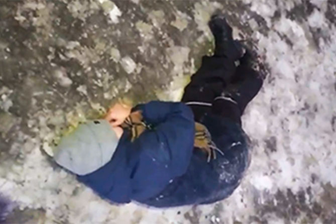 мальчик лежит на снегу