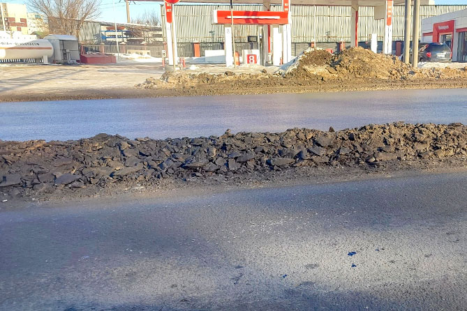 снег автозаводское шоссе 18с2 дорога делиниатор 23-01-2023 снег и лед на делиниаторах